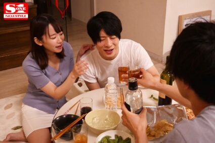 この娘にいじられたい！？? 川の字で寝ていた彼女が真横で親友に夜●いされているのに寝たふりをする僕。 架乃ゆら ?-！？-?